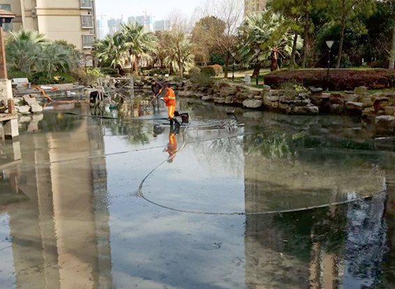西区街道景观池淤泥清理
