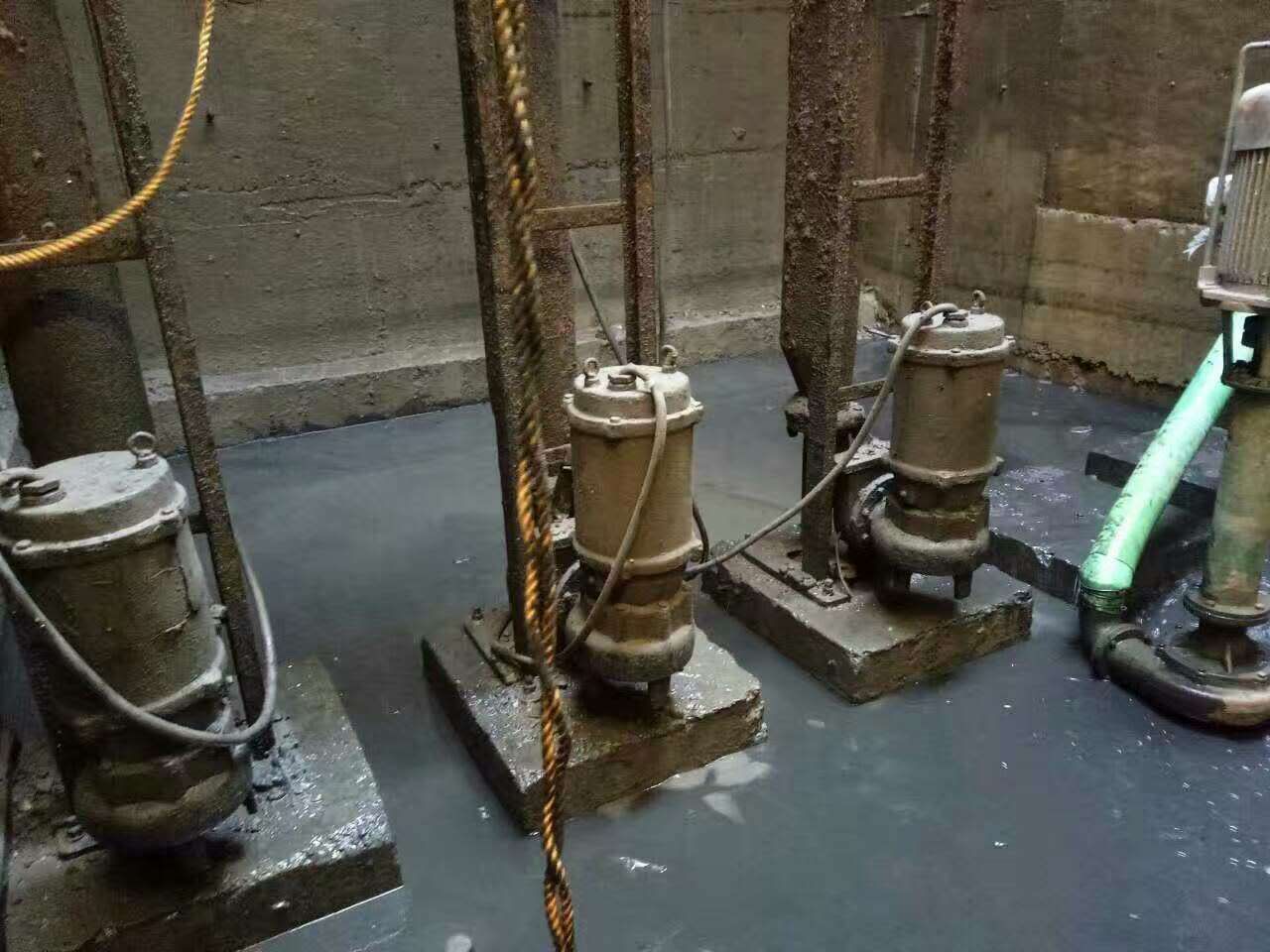 西区街道污水池清理