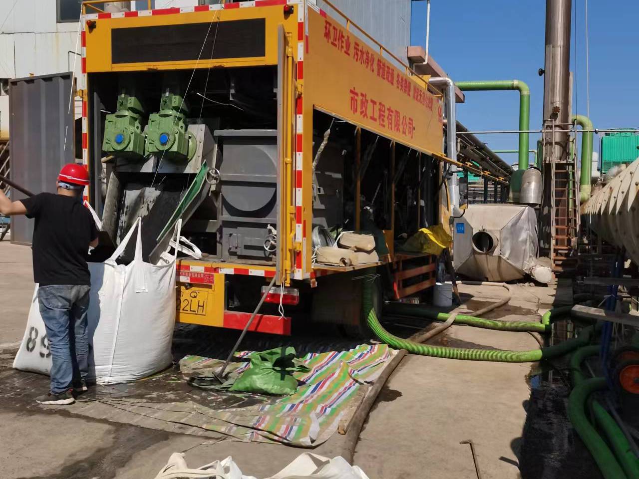 西区街道淤泥压干处理