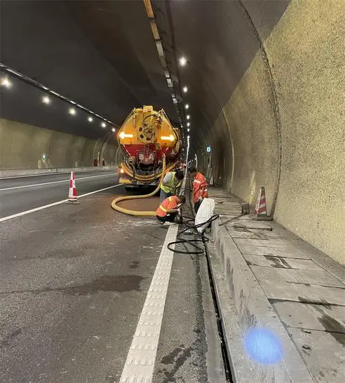 西区街道隧道排水渠清淤